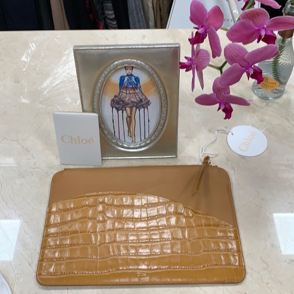 CHLOE IPAD POUCH IN CROC 🐊 EMBOSSED AND SMOOTH LEATHER AUTUMNAL BROWN - Picture 7 of 13